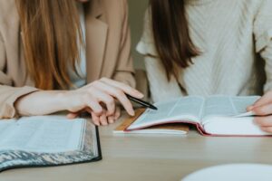 Journey Day by Day Living Life Well by Walk Thru the Bible